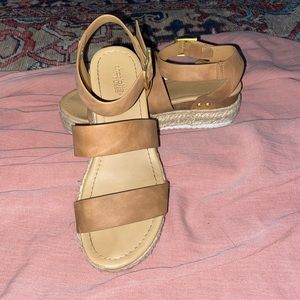 Espadrilles tan